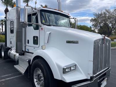 2013 Kenworth T800 Sleeper Semi Truck