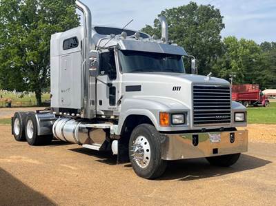 2016 Mack Sleeper Semi Truck