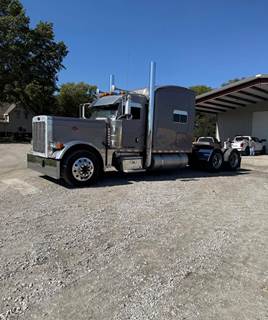 2005 Peterbilt 379EXHD Sleeper Semi Truck
