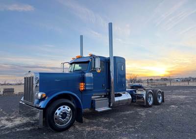 2001 Peterbilt 379EXHD 6NZ Sleeper Semi Truck