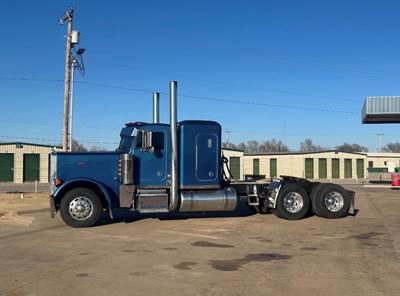 2005 Peterbilt 379EXHD Sleeper Semi Truck