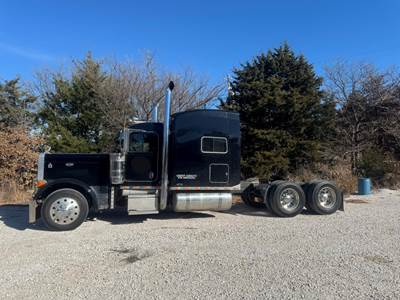 2006 Peterbilt 379EXHD Sleeper Semi Truck