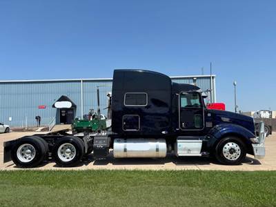 Peterbilt 386 Sleeper Semi Truck
