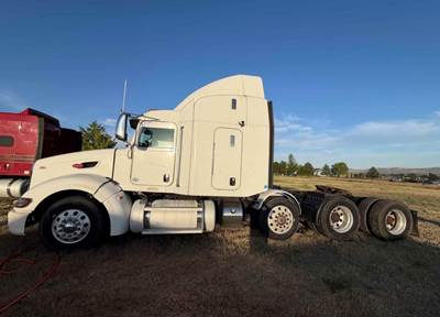 2012 Peterbilt 386 Sleeper Semi Truck