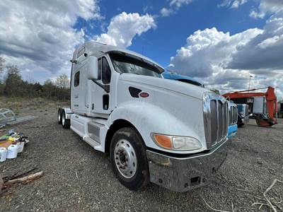 2001 Peterbilt 387 Sleeper Semi Truck