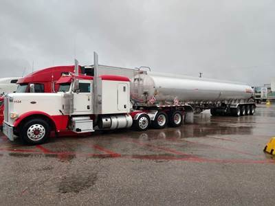 2016 Peterbilt 389 Sleeper Semi Truck