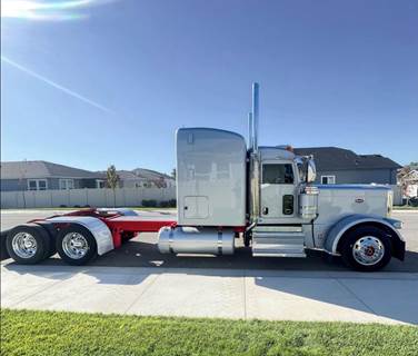 2022 Peterbilt 389 Sleeper Semi Truck