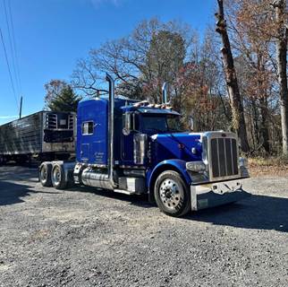 2015 Peterbilt 389 Sleeper Semi Truck