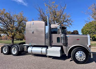 2016 Peterbilt 389 Sleeper Semi Truck