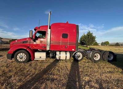 Peterbilt 579 Sleeper Semi Truck