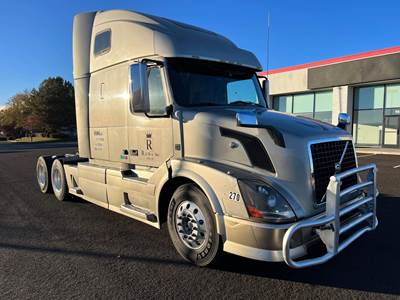 2012 Volvo VNL Sleeper Semi Truck