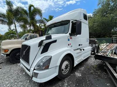 Volvo VNL64T670 Sleeper Semi Truck - 475HP