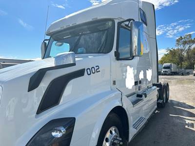 2016 Volvo VNL64T670 Sleeper Semi Truck