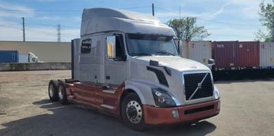 2018 Volvo VNL860 Sleeper Semi Truck