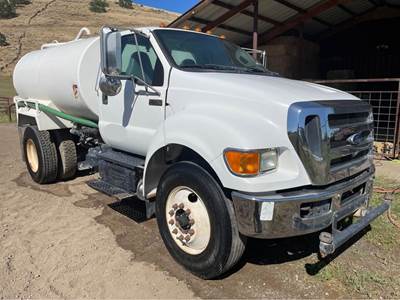 2011 Ford 750 Water Truck
