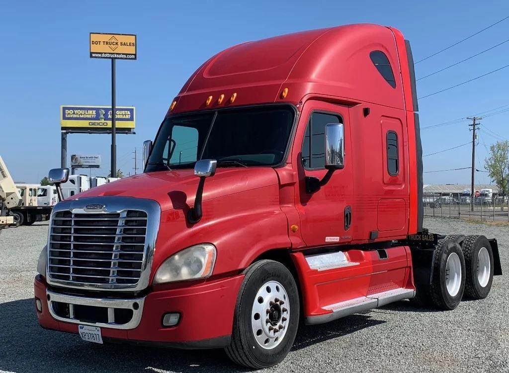 2009 Freightliner Cascadia 125 Sleeper Semi Truck 70" Raised Roof