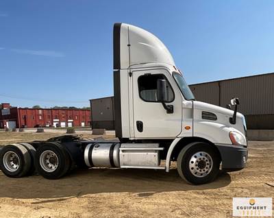 2016 Freightliner Cascadia 113 Day Cab Semi Tractor