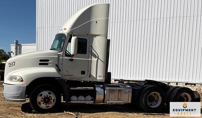 2015 Mack Pinnacle CXU613 Daycab Semi Tractor