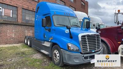 2015 Freightliner Cascadia 125 Sleeper Semi Truck
