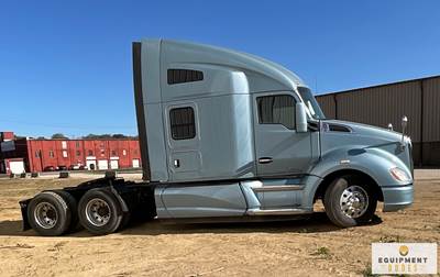 2015 Kenworth T680 Sleeper Semi Truck