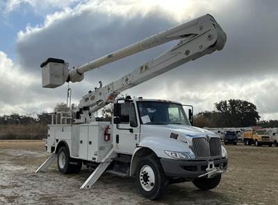 2018 INTERNATIONAL 4300 EQUIPPED WITH ALTEC AA55-MH 61' ARTICULATING BOOM W/ MATERIAL HANDLING HIB, CUMMINS POWER, ALLISON AUTOMATIC  (3 IN STOCK)