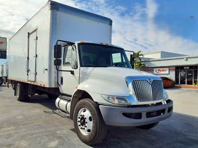 2019 INTERNATIONAL 4300 BOX TRUCK, 26' BODY, ROLL-UP DOOR, TUCKAWAY LIFTGATE, CUMMINS, ALLISON AUTO, NON-CDL