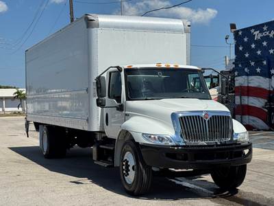 ** NON-CDL ** 2021 INTERNATIONAL MV607 26' BOX W/ ALUMINUM TUCKAWAY LIFT, CUMMINS POWER, ALLISON AUTOMATIC TRANSMISSION