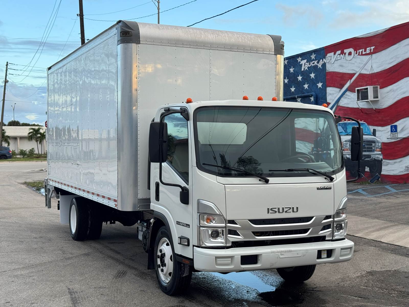 2024 Isuzu NPR HD