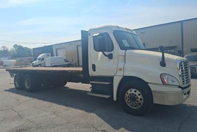 2018 FREIGHTLINER CASCADIA, TANDEM AXLE, 24' FLATBED BODY, 10-SPEED AUTO, MOFFET HOOKUP, ALUMINUM WHEELS