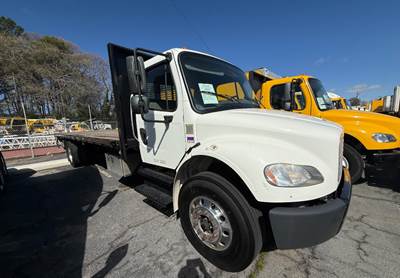 2020 FREIGHTLINER M2-106, 26' FLATBED W/ LIFTGATE, CUMMINS POWER, 33K GVWR, ALUMINUM TUCKAWAY LIFTGATE