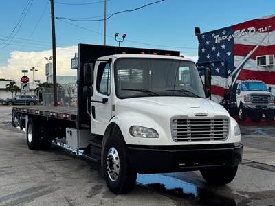2020 FREIGHTLINER M2-106, 26' FLATBED W/ LIFTGATE, CUMMINS POWER, 33K GVWR, ALUMINUM TUCKAWAY LIFTGATE