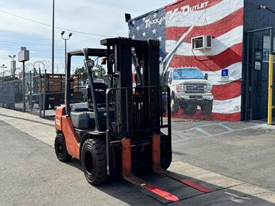 2018 Toyota 8FDU30 Pneumatic Tire Forklift - 4-Stage Mast / 248 in. Fork Height