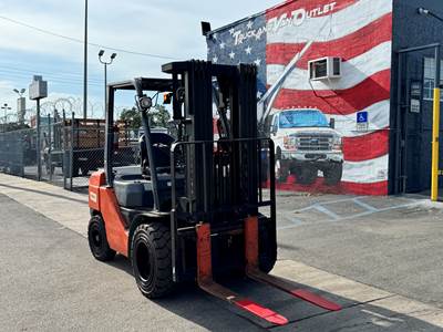 2018 Toyota 8FDU30 Pneumatic Tire Forklift - 4-Stage Mast / 248 in. Fork Height