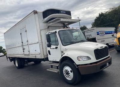 ** NON-CDL ** 2022 FREIGHTLINER M2-106 26' REFRIGERATED BOX TRUCK WITH CARRIER S9 & 3,000 LB LIFTGATE – ONLY 2,670 REEFER HOURS