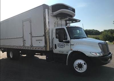 2022 INTERNATIONAL MV607 26' REFRIGERATED TRUCK, CARRIER S9 REEFER W/ ELECTRIC STANDBY, NON-CDL, LIKE NEW