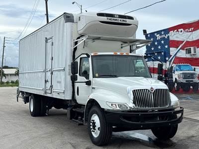 2020 INTERNATIONAL MV607 26' REFRIGERATED BODY W/ LIFTGATE, NON-CDL, THERMO-KING T-880 REEFER, ELEC. STANDBY
