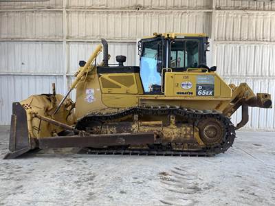 Komatsu D65EX-17 Dozer