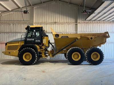John Deere 260E Off-Highway Truck