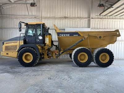 John Deere 260E Off-Highway Truck