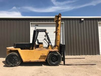Caterpillar V225B Pneumatic Tire Forklift
