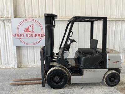 Komatsu FG25T-12 Pneumatic Tire Forklift - 5000lb Capacity