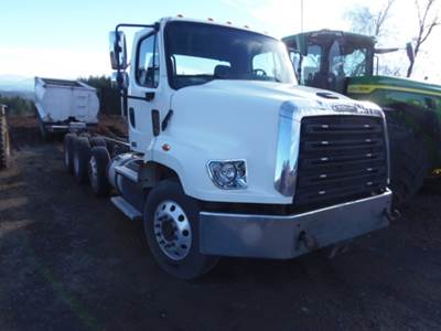2015 Freightliner 114SD Day Cab Truck