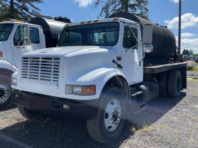 2001 International 4900 Flatbed Truck w 2000 gal. Seal-Rite Sealcoat Tank