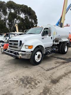 Ford F-750 XL 2000 Gallon Water Truck - Cummins, Manual