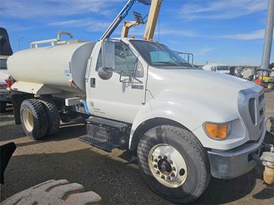 Ford F-750 XL 2000 Gallon Water Truck - 200HP, Manual