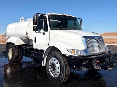 International DuraStar 4300 2000 Gallon Water Truck - DT466, Automatic