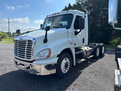 Freightliner Cascadia 125 Day Cab Truck - Detroit 455HP, 18 Speed Manual