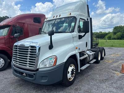 Freightliner Cascadia 125 Day Cab Truck - Detroit 410HP, 10 Speed Manual