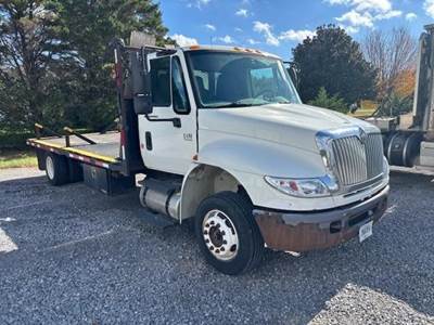 International DuraStar 4400 Flatbed Truck - 260HP, 10 Speed Manual