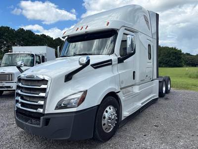 Freightliner Cascadia 126 Sleeper Semi Truck - Detroit